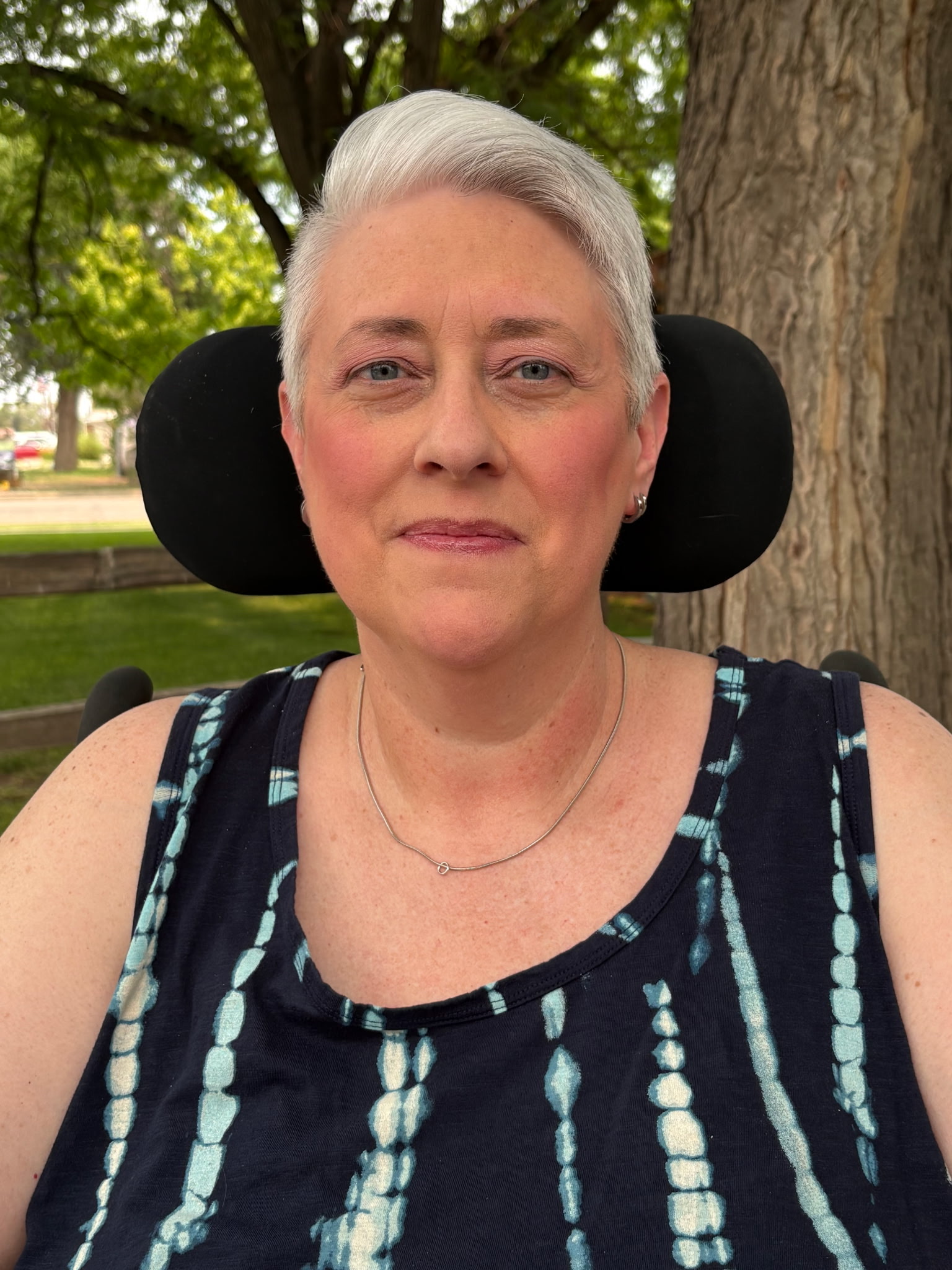 Shawna Yeoman headshot of her outside, in her wheelchair
